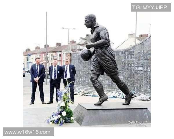 足球明星化身恐怖雕像惊吓球迷引发热议与讨论