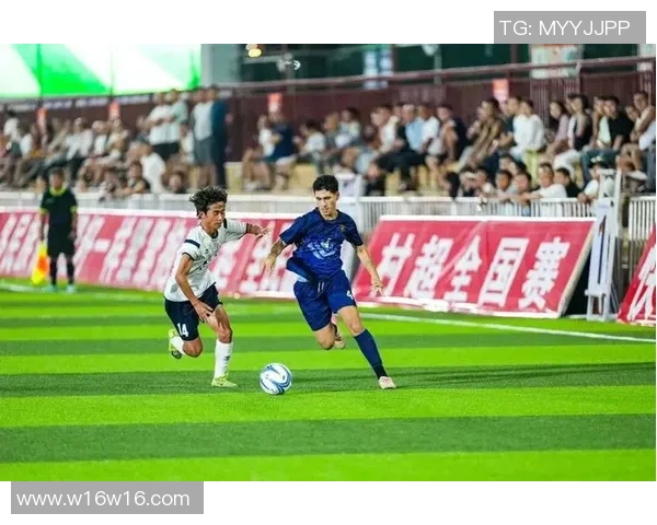 足球明星化身老人踢球展现青春活力与运动精神的精彩瞬间 足球明星化身老人踢球展现青春活力与运动精神的精彩瞬间