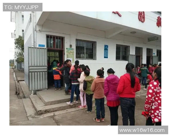 足球明星变身大叔搞笑视频引发热议网友纷纷点赞分享欢乐瞬间