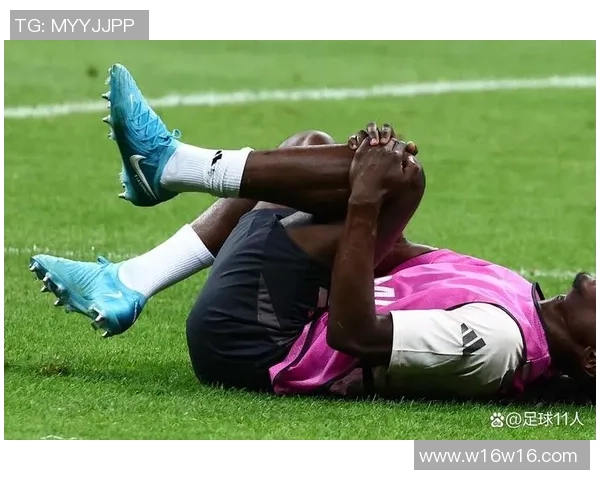 足球明星在比赛中不慎扭伤脚踝伤情引发球迷广泛关注与担忧