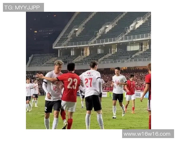 足球明星在国歌演唱中泪洒赛场感动全场观众引发热议