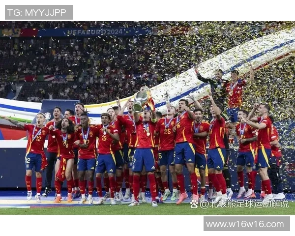 足球明星在赛场上挥手庆祝的精彩瞬间定格成美丽画面 足球明星在赛场上挥手庆祝的精彩瞬间定格成美丽画面