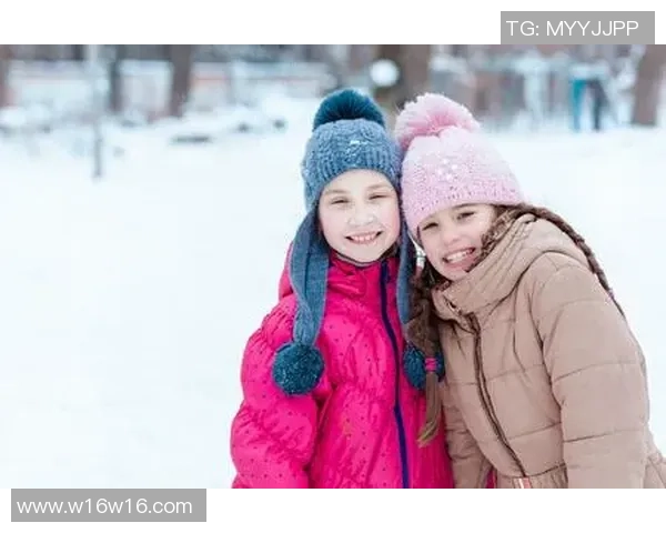 足球明星在雪地中尽情玩耍的视频素材展现冬季运动的魅力与乐趣
