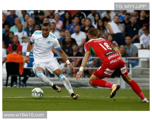 足球明星家中遭遇窃贼入侵价值不菲财物被盗引发广泛关注