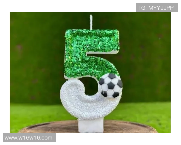 足球明星庆生时刻分享蜡烛许愿瞬间的温馨与感动