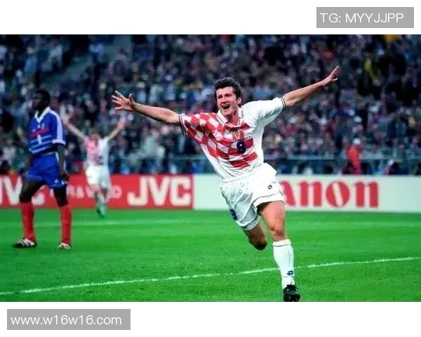 足球明星感人瞬间高清图片展现他们的真实情感与坚韧精神