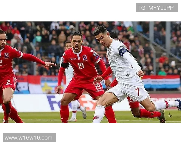 足球明星戴珍珠的时尚风采与魅力展示全景图片集