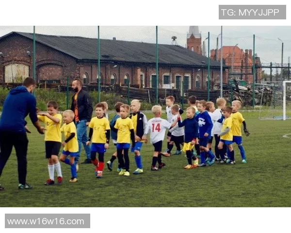 足球明星温馨瞬间与孩子亲密互动的感人照片合集