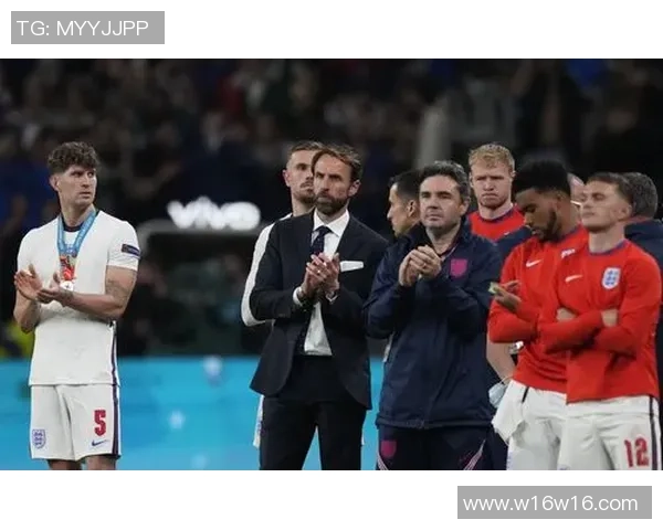 足球明星激情演奏架子鼓视频展现运动与音乐的完美结合