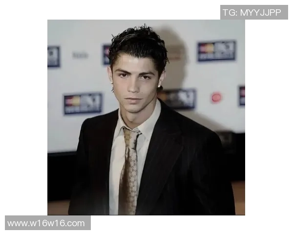 足球明星的儿子颜值爆表引发热议成为新一代小帅哥的代表