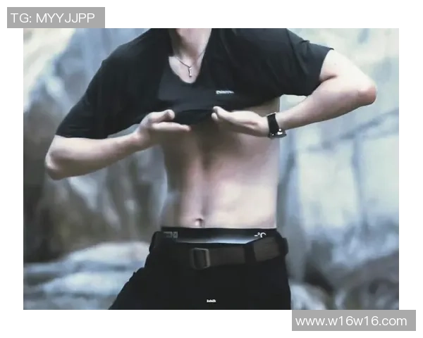 足球明星的腹肌纹身艺术展示与健身魅力的完美结合 足球明星的腹肌纹身艺术展示与健身魅力的完美结合