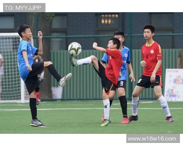 足球明星穿戴手套踢球瞬间的精彩图片展示与分析