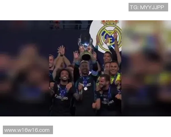 足球明星荣耀时刻握紧奖杯展现辉煌成就与激情瞬间